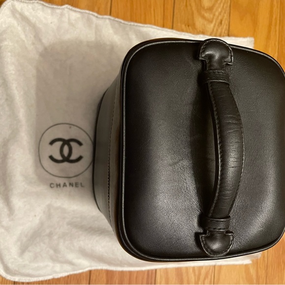 Authentic Chanel vanity case/bag in lambskin with chain - Picture 11 of 16